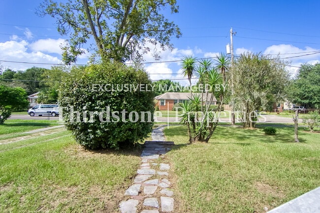 Photo - 8057 Oakwood St