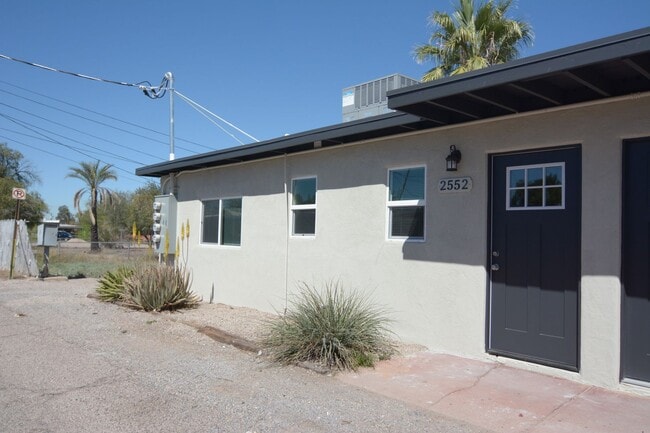 Building Photo - Remodeled 2 Bedroom 1 Bath Duplex! Great Central Tucson Location!