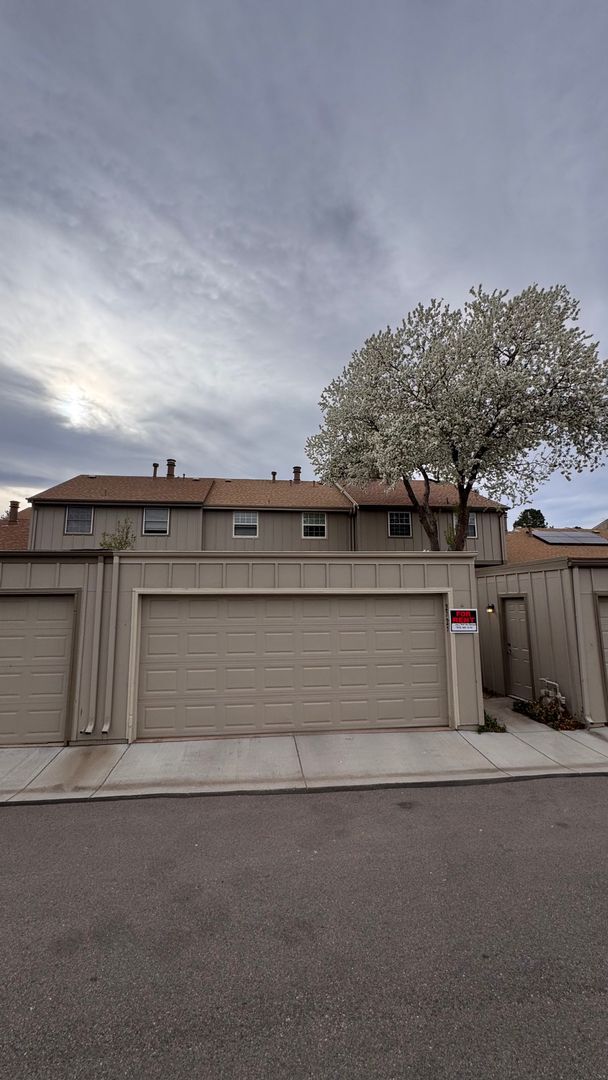 Photo - 3 bed 2.5 bath w/ garage, Great location off University and Dry Creek, close to Southglenn Mall a...