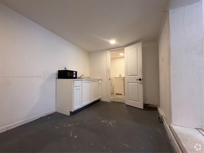 Building Photo - 225 NE 56th St Unit 225-5 Rental