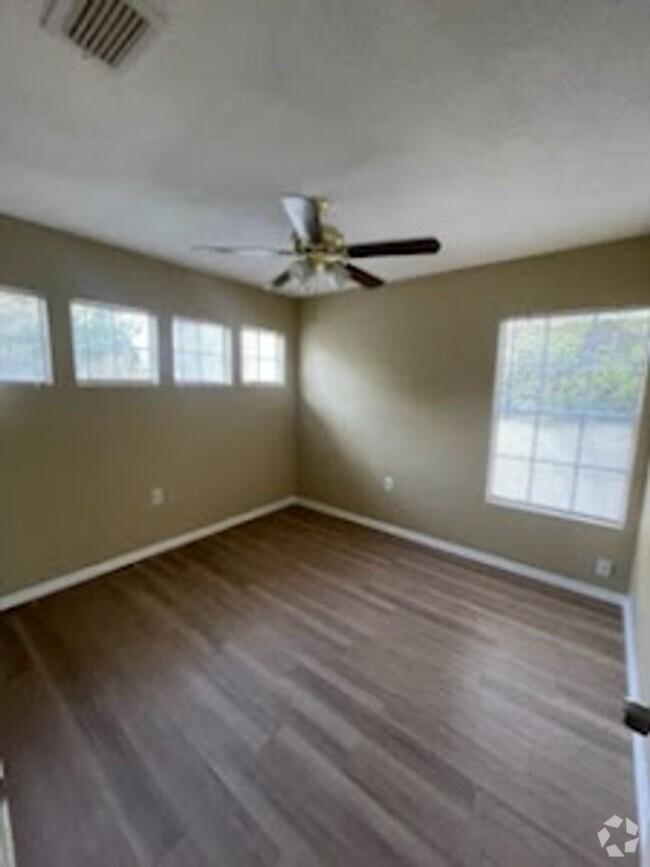 Building Photo - Beautiful remodeled 3 bed 2.5 bath Rental