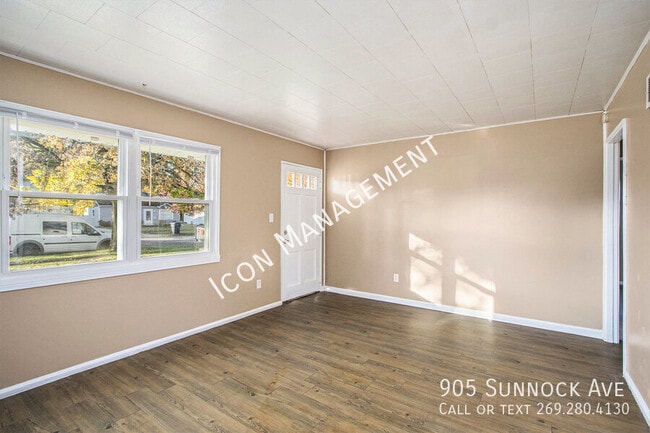 Photo - 905 Sunnock Ave