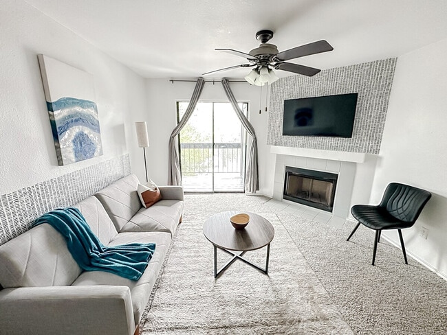 Building Photo - 1071 Clayton Ln Unit ID1256858P