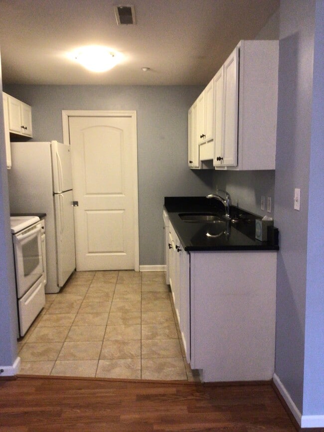 Kitchen with in unit laundry - 1117 University Ave Unit 105