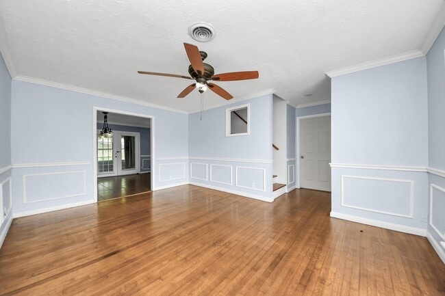 Photo - 2513 Leslie St