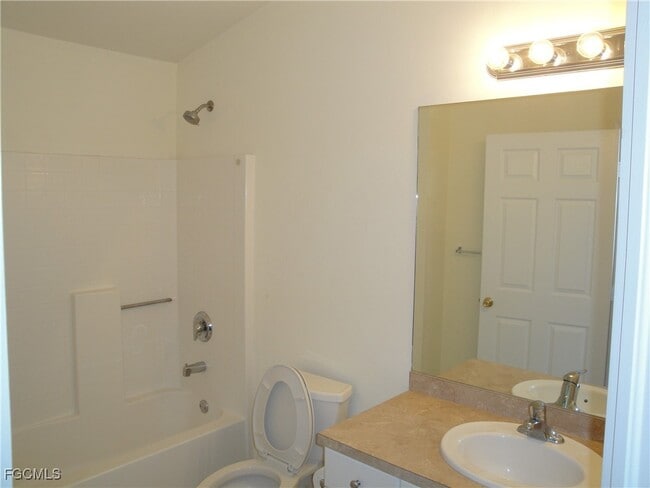 Building Photo - 1243 Damen St E