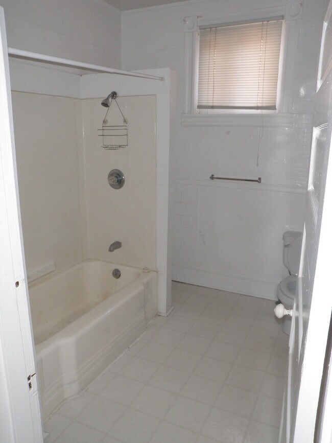 bathroom - 3015 Saint Paul St Unit 2