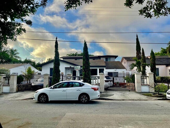 Building Photo - 1232 SW 17th Terrace Unit B