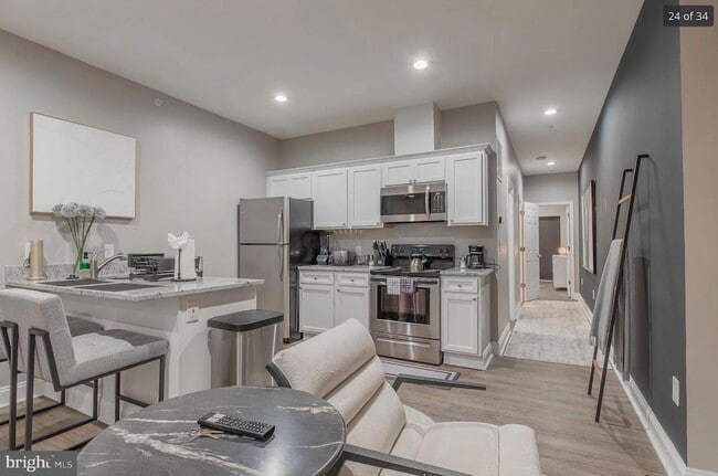 Building Photo - 3221 Noble St Unit 3