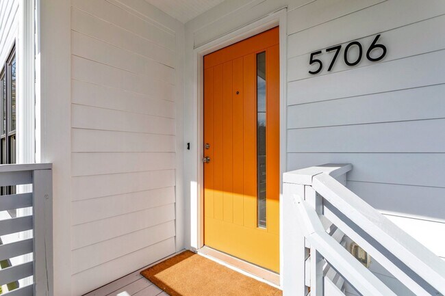 Photo - 3 Bed, 2.5 Bath Home w/ 2 Vehicle Carport and Fenced Backyard