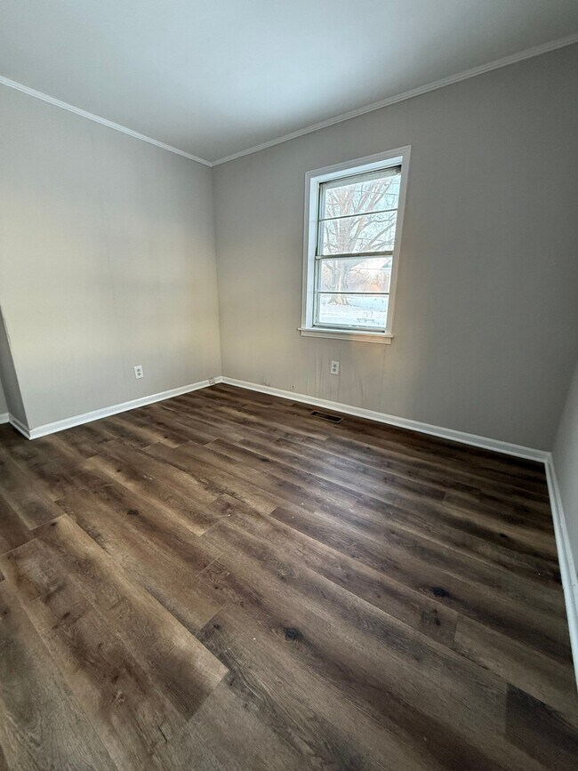 Photo - 210 Laurison St