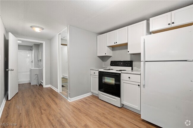 Building Photo - 1063 W 21st St Unit Lower Rental