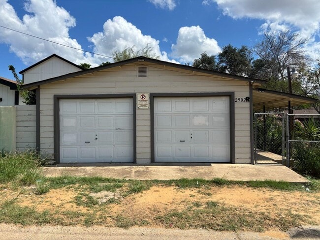 Building Photo - 2902 E Stewart St