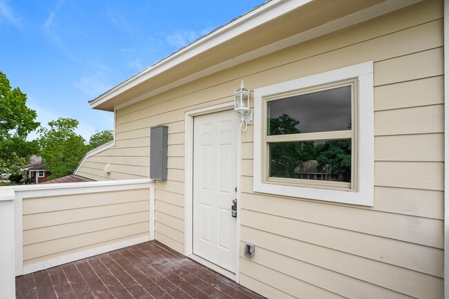 Building Photo - 3502 Longwood Dr Unit B