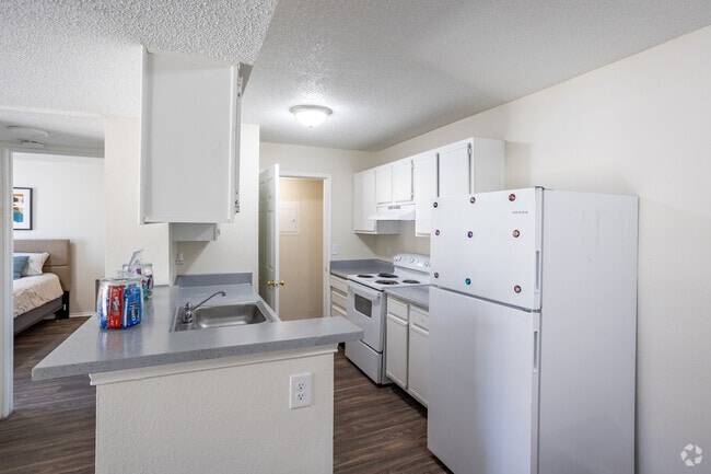 2BR, 2BA - 921SF - Kitchen - The Trails of Dickson Apartment Homes