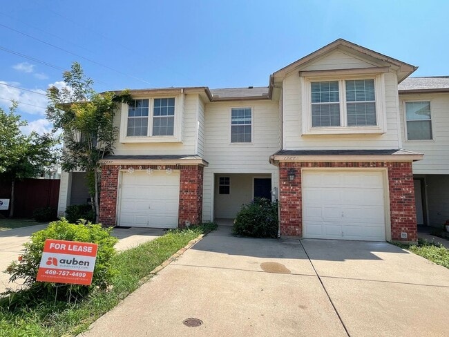 Building Photo - 3 Bed, 2.5 Bath Townhome with Garage, Fireplace & Easy Access to DFW Airport