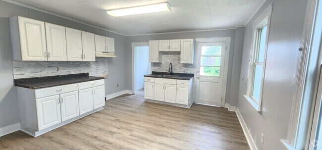 Building Photo - 54 Penn St Rental