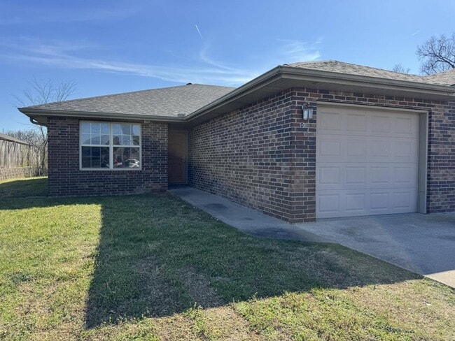 Building Photo - 1301 Deerlake Rd