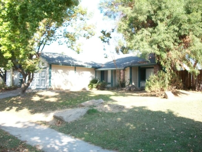 Building Photo - 3 Bedroom / 2 Bath House