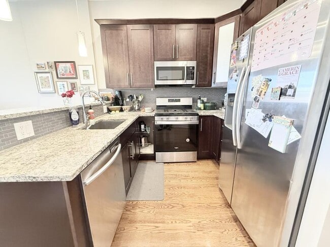 Building Photo - 2 bedroom in Chicago IL 60642 Unit 3