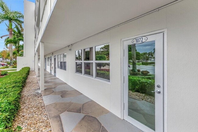 Building Photo - 1072 Yarmouth Dr