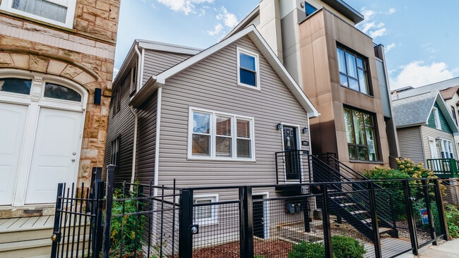 Building Photo - 2927 W Lyndale St Unit 1 Rental