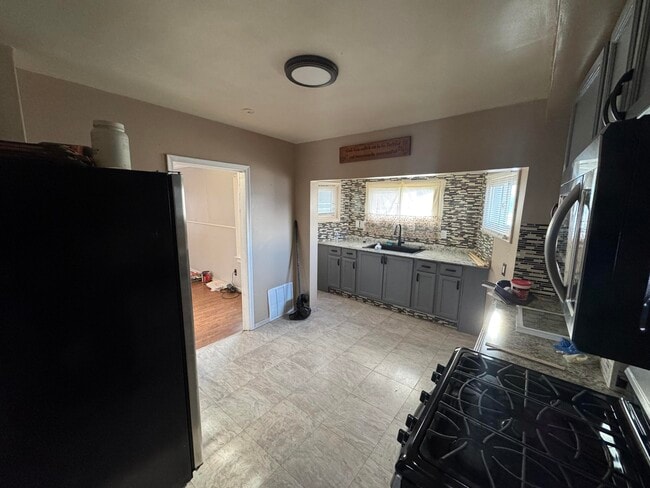 17125 Dora St