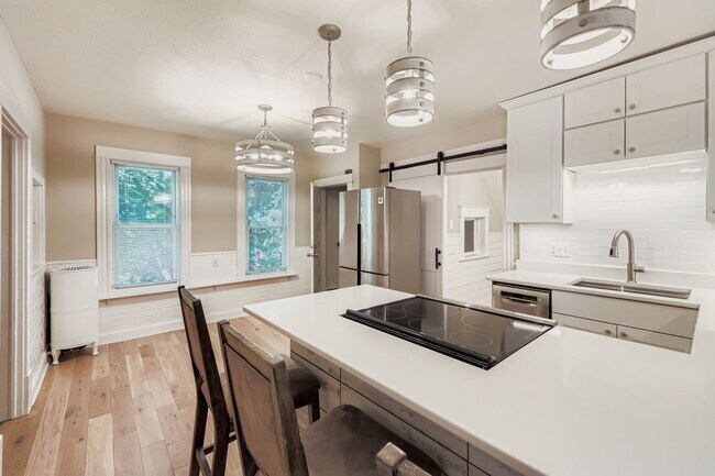 Photo - "Charming 2-Bed Duplex Retreat in NE Minneapolis - 1084 Sq Ft of Cozy Comfort!"