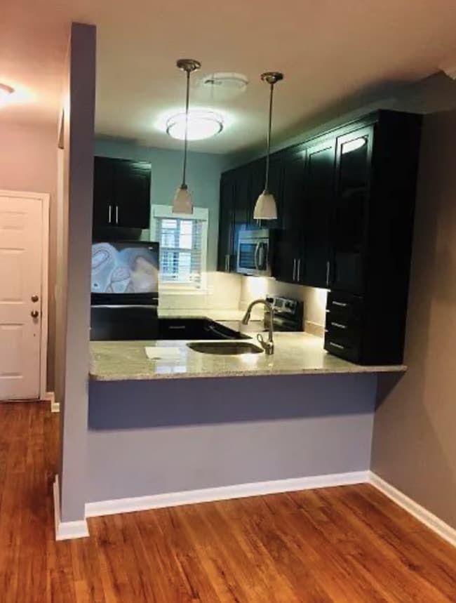 Photo - 2 bed 2 bath w/pool LOCATION!!
