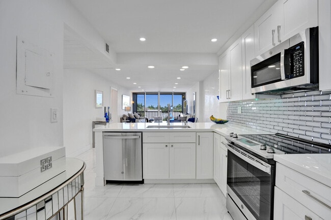 Building Photo - 6 Royal Palm Way Unit 506 Rental