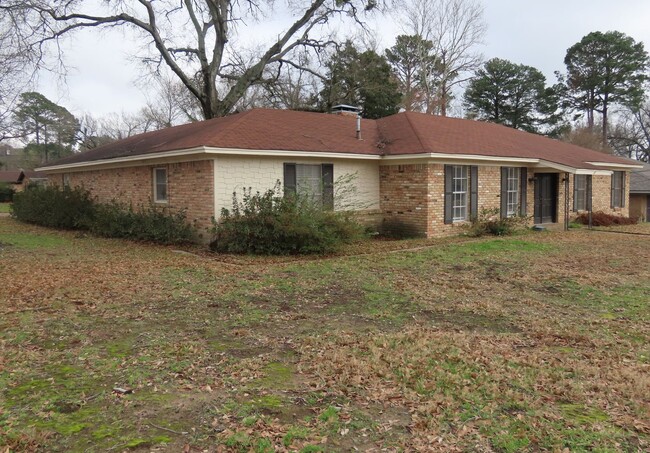 Photo - Expansive 3/2 Home in Tyler w/Additional Den and Living Room!