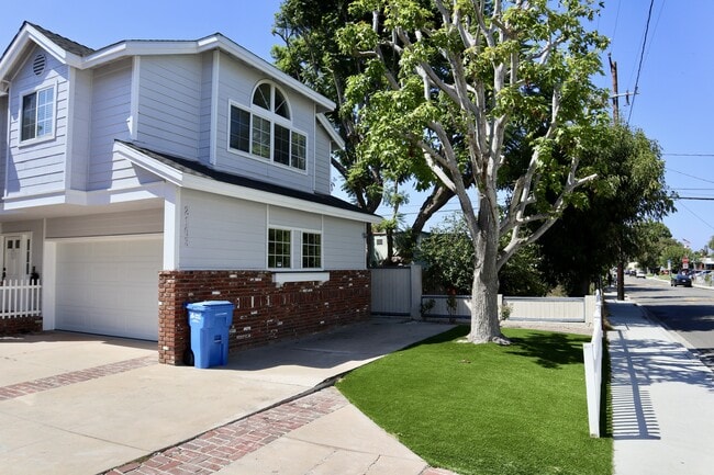 Photo - 2103 MacKay Ln