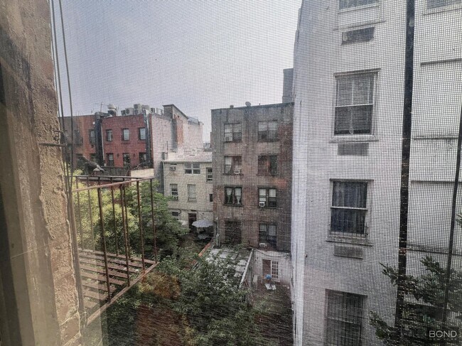 Building Photo - 344 E 9th St Unit 14 Rental