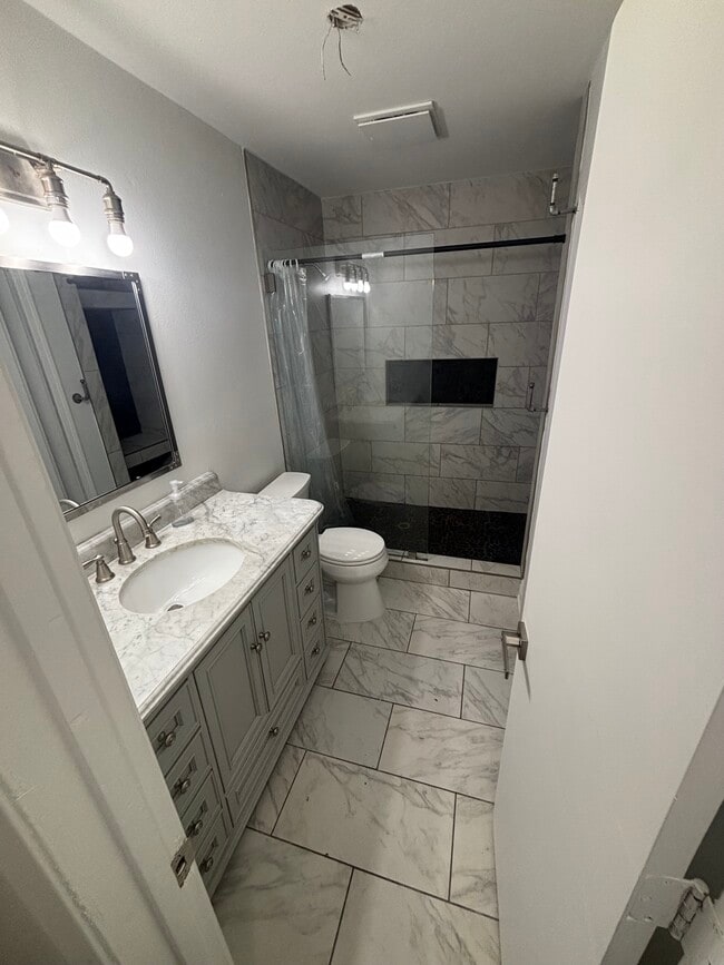 Photo - 2218 Saunders St