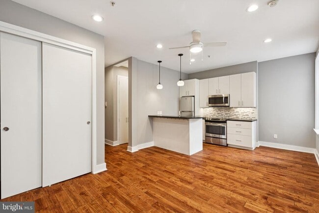 Building Photo - 126 S 16th St Unit 3R