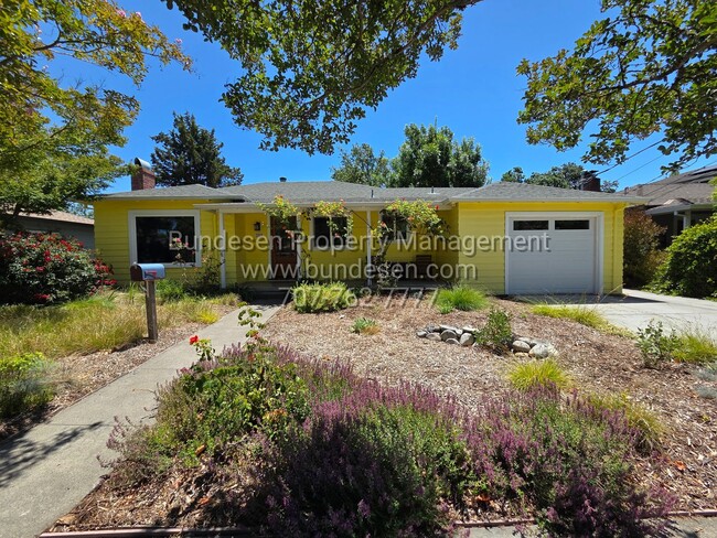 Building Photo - Beautiful 2 bedroom, 1 bath in the desirable Montgomery Village neighborhood - Santa Rosa