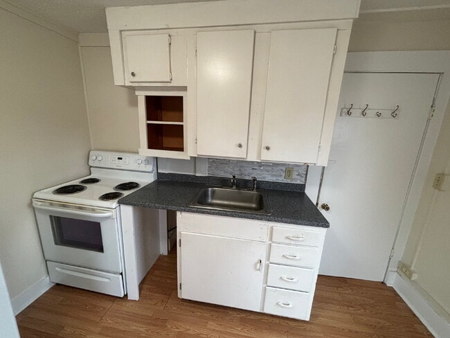 Photo - Cozy & Affordable 1BR Apartment with Heat Included – Convenient Sanford Location! Unidad C