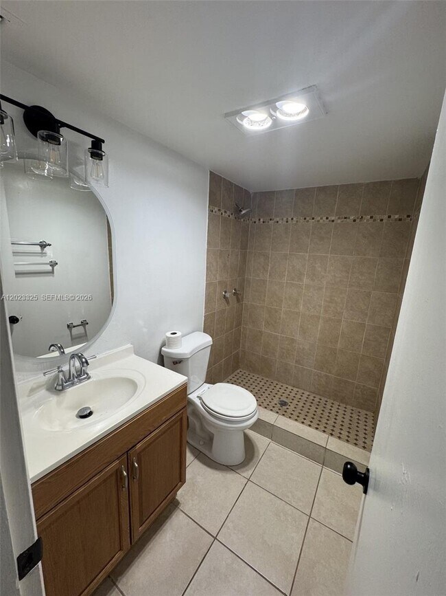 Photo - 1643 NE Miami Gardens Dr Unidad 121