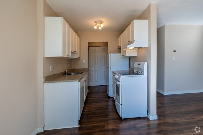 1BR, 1BA - 670SF - Kitchen