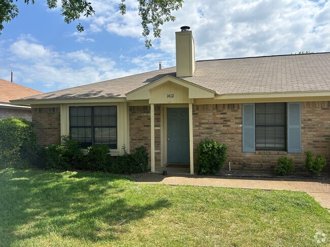 Building Photo - Updated Midway ISD Duplex Rental