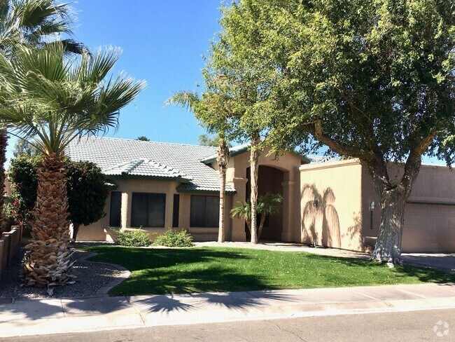Building Photo - DESERT FAIRWAYS Rental
