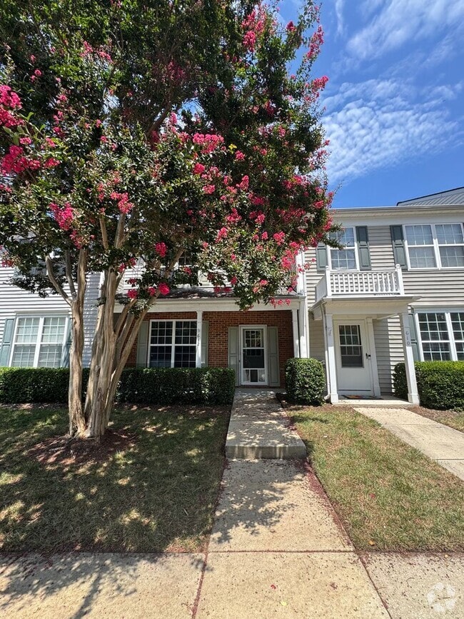 Building Photo - 3 Bedroom Townhome