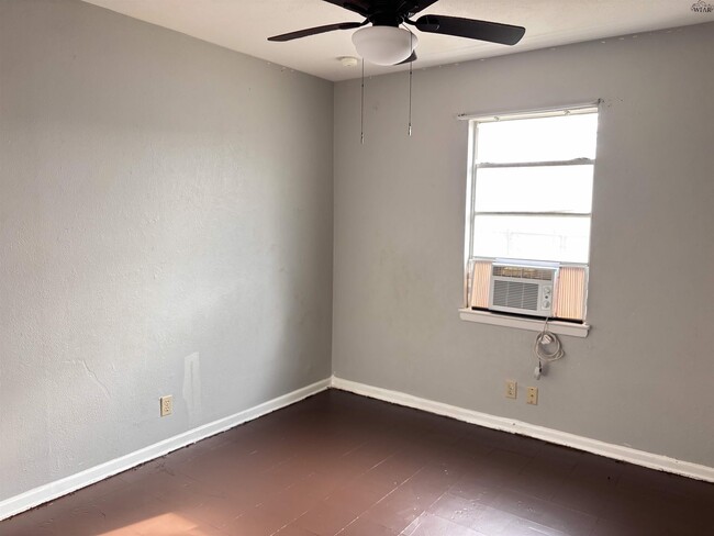 Photo - 1407 Harris Ln