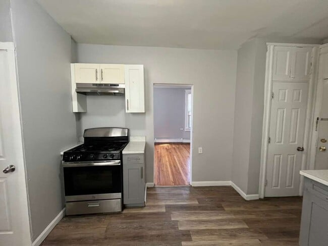 Building Photo - 43 Rutgers Ave Unit 2R4