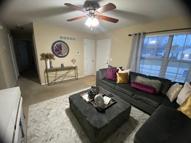 living room - 602 Woodcrest Blvd