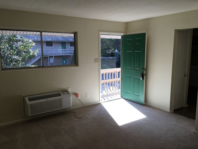 Building Photo - Convenient to everything! 2 bedroom condo