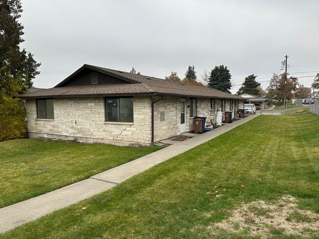 Building Photo - L996 Unit 01