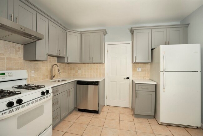 Photo - 46 Wyllis Ave Unit 2