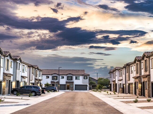 Descubra la belleza del diseño bien pensado en Amavi Aster Ridge. Nuestras casas adosadas cobran vida con características que mejoran la vida cotidiana. - Amavi Aster Ridge