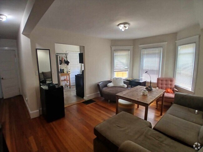 Building Photo - 23 W Sorrento St Rental
